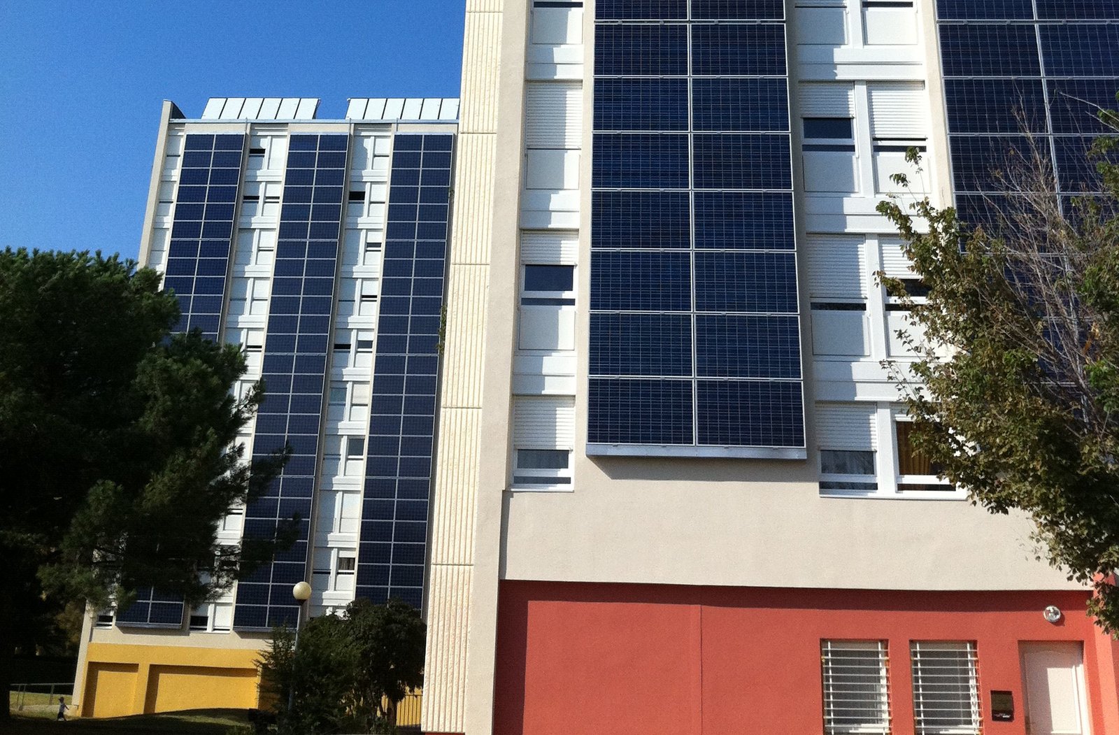 Résidence Olympia, rénovation Isolation par l’extérieur, eau chaude solaire, photovoltaïque intégré en façade à Rue Roquemaurel et chemin de Beauregard, Toulouse (31) — Arche Studio, architecte à Toulouse
